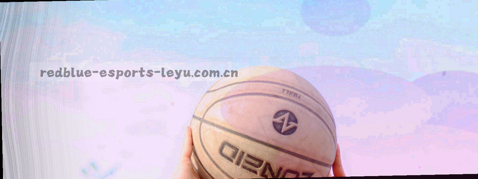 球场灯光下中线与罚球区线条的抽象构图