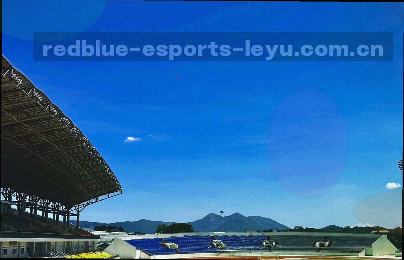叠放的纸本档案与战术白板手写记录特写，暖纸色调